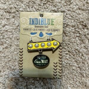 COPY - Indiblue  pendant arrow go your own way